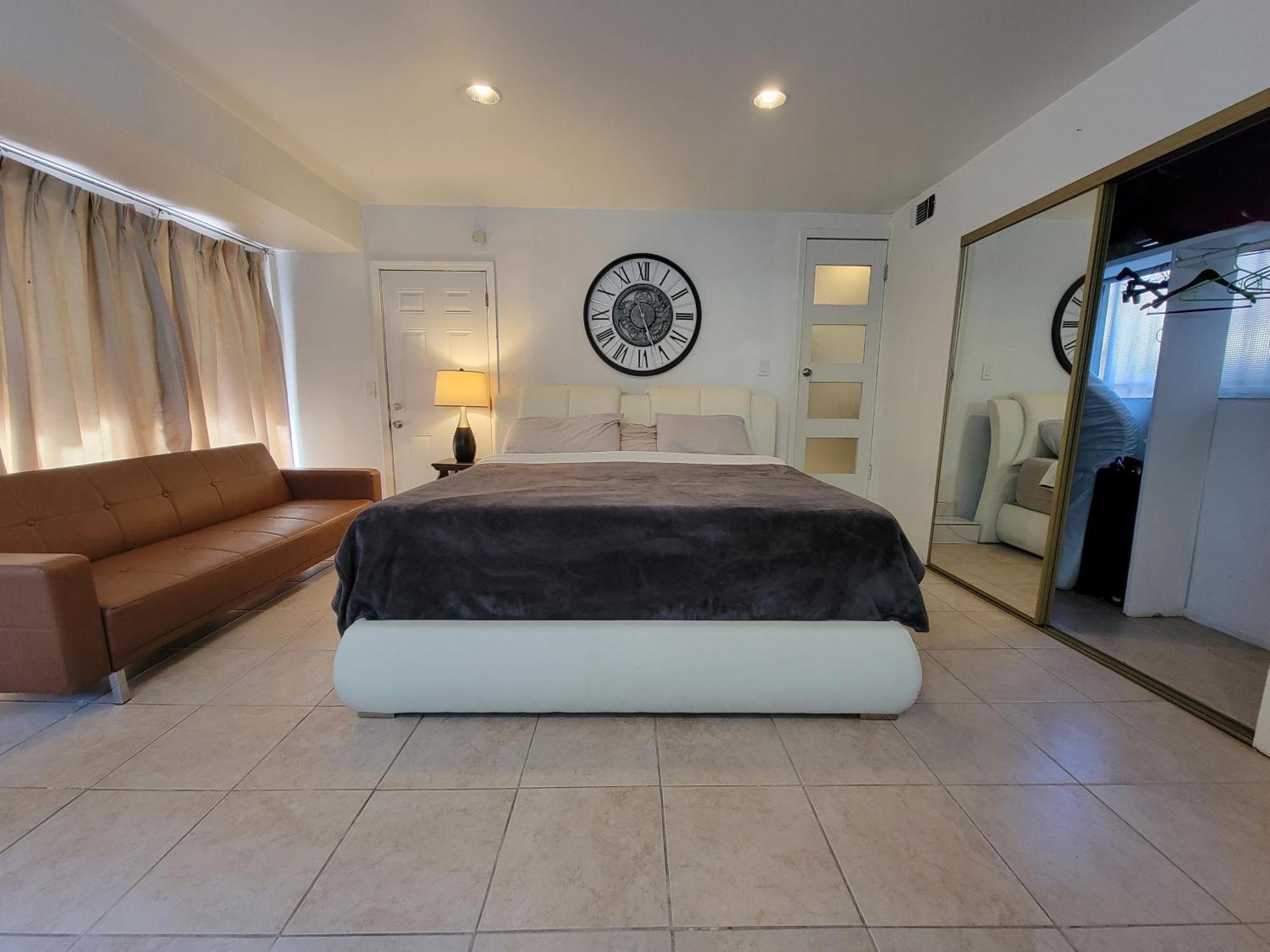 Private Guest 5 Minutes To Rodeo Drive
