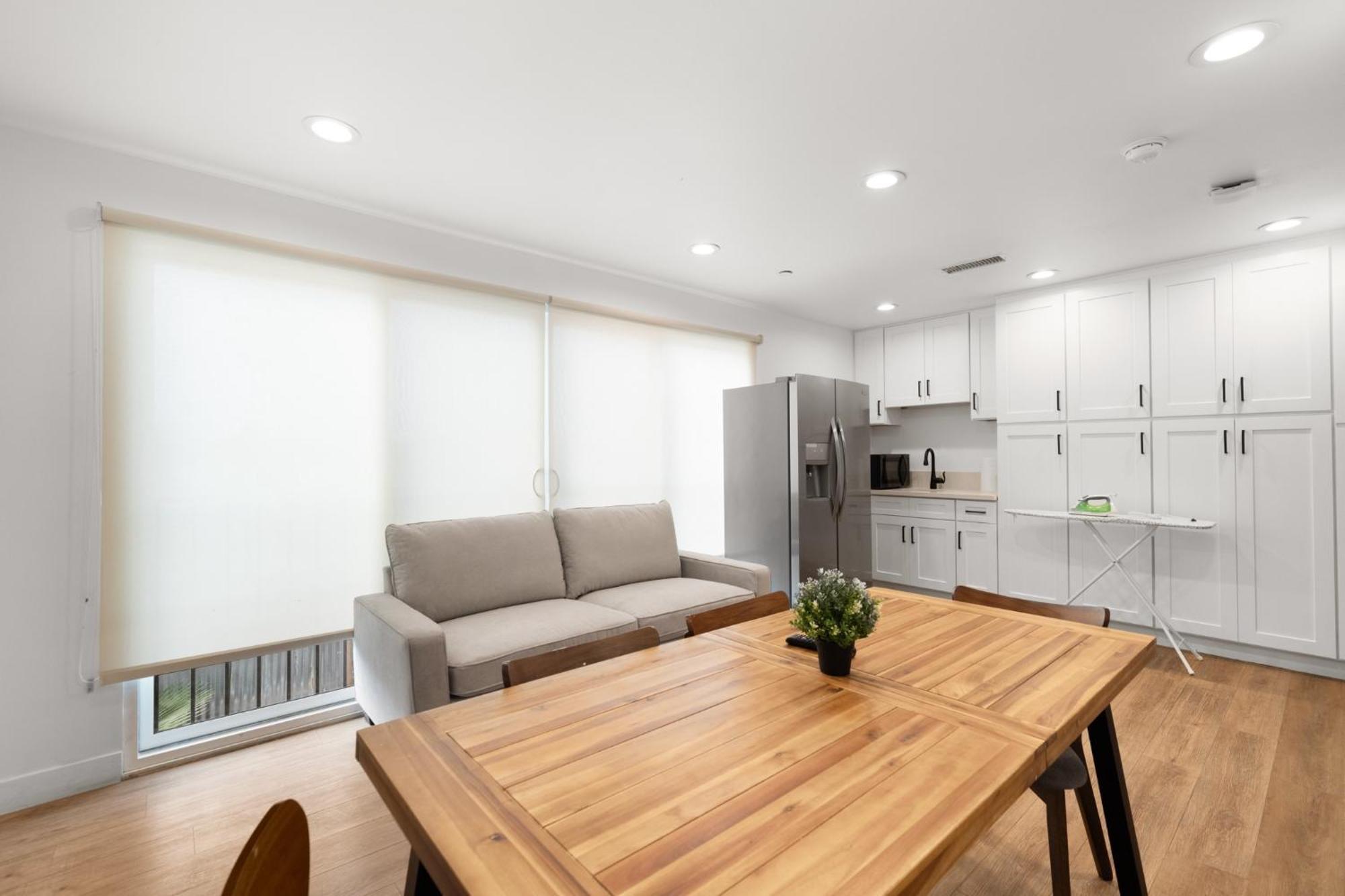 Charming Urban Retreat Near Usc In La- Private With Share Living With Kitchen 4*
