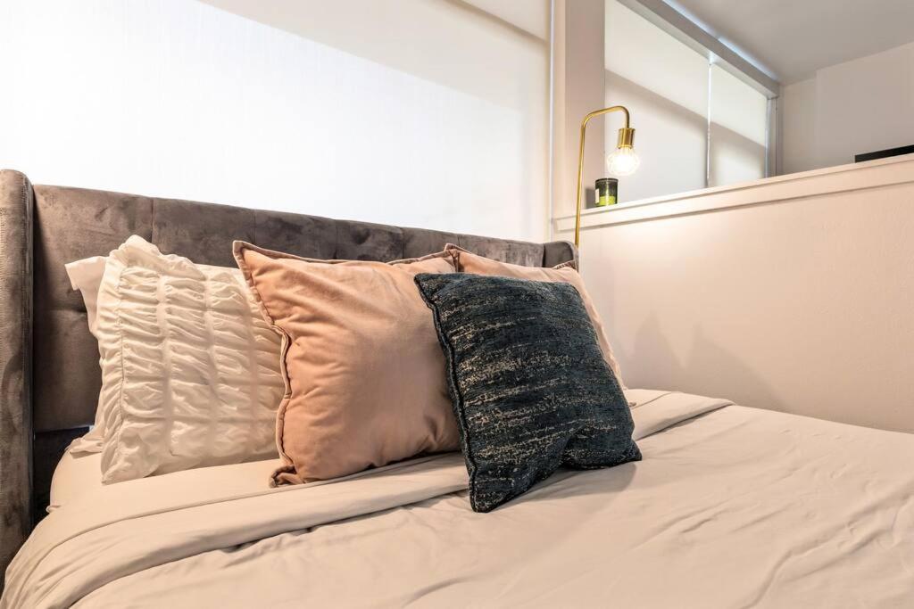 Amazing In Sm Promenade! Free Parking! Los Angeles