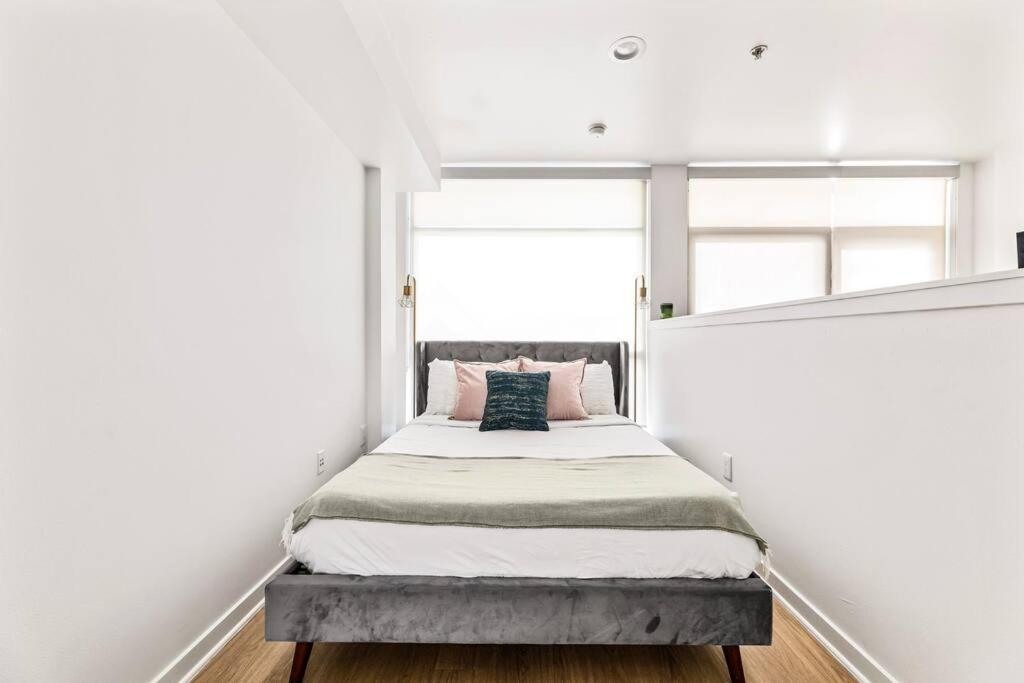 Amazing In Sm Promenade! Free Parking! * Los Angeles
