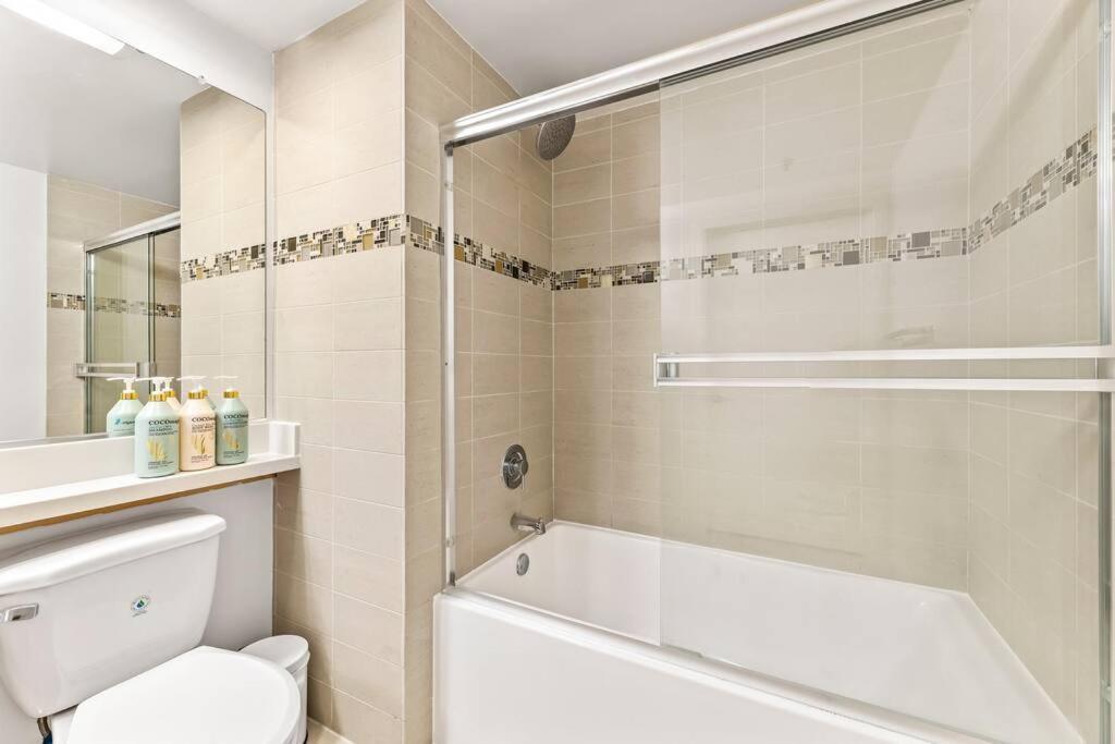 Amazing In Sm Promenade! Free Parking! * Los Angeles