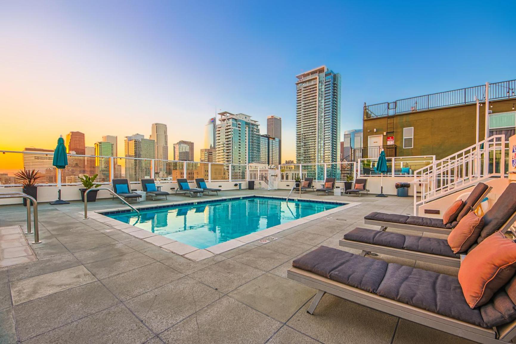 Downtown Escape - 2br W Skyline Views & Hot Tub Apartment