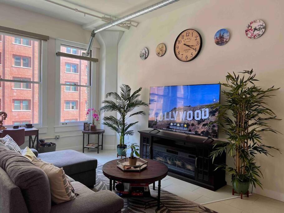 Apartment Iconic Heart Of Dtla Loft With Rooftop Pool Jacuzzi Gym