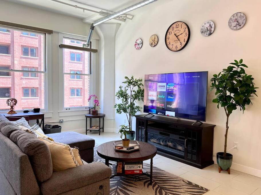 Iconic Heart Of Dtla Loft With Rooftop Pool Jacuzzi Gym Apartment *