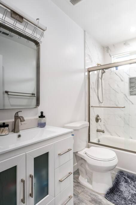 Holiday home Adorable 2br-2ba House With Ev & Free Parking And Family Friendly In Angeles Los Angeles