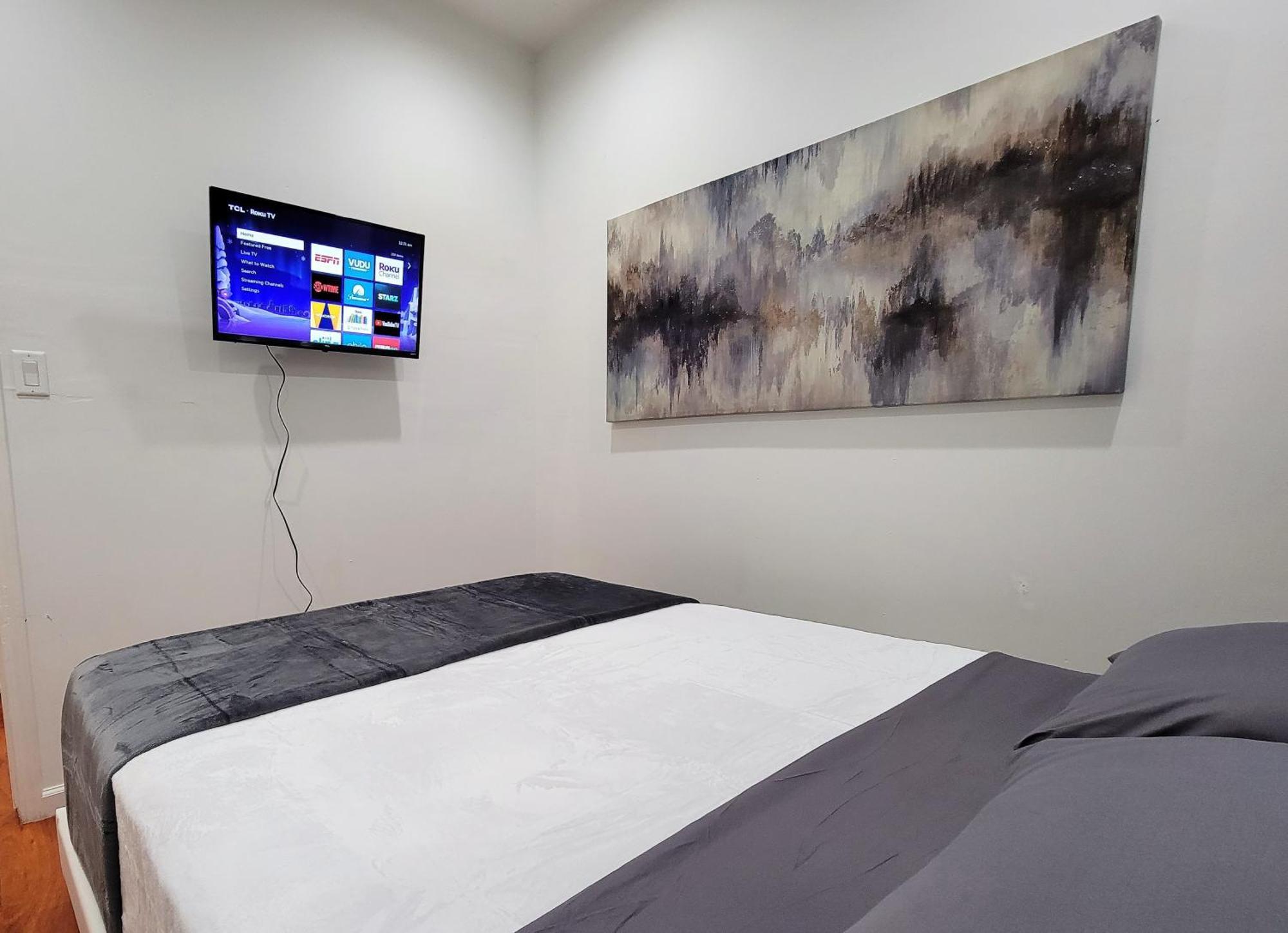 Budget Beverly Hills Style 2 Bedroom Apt - 5 Minutes From Rodeo Drive Los Angeles