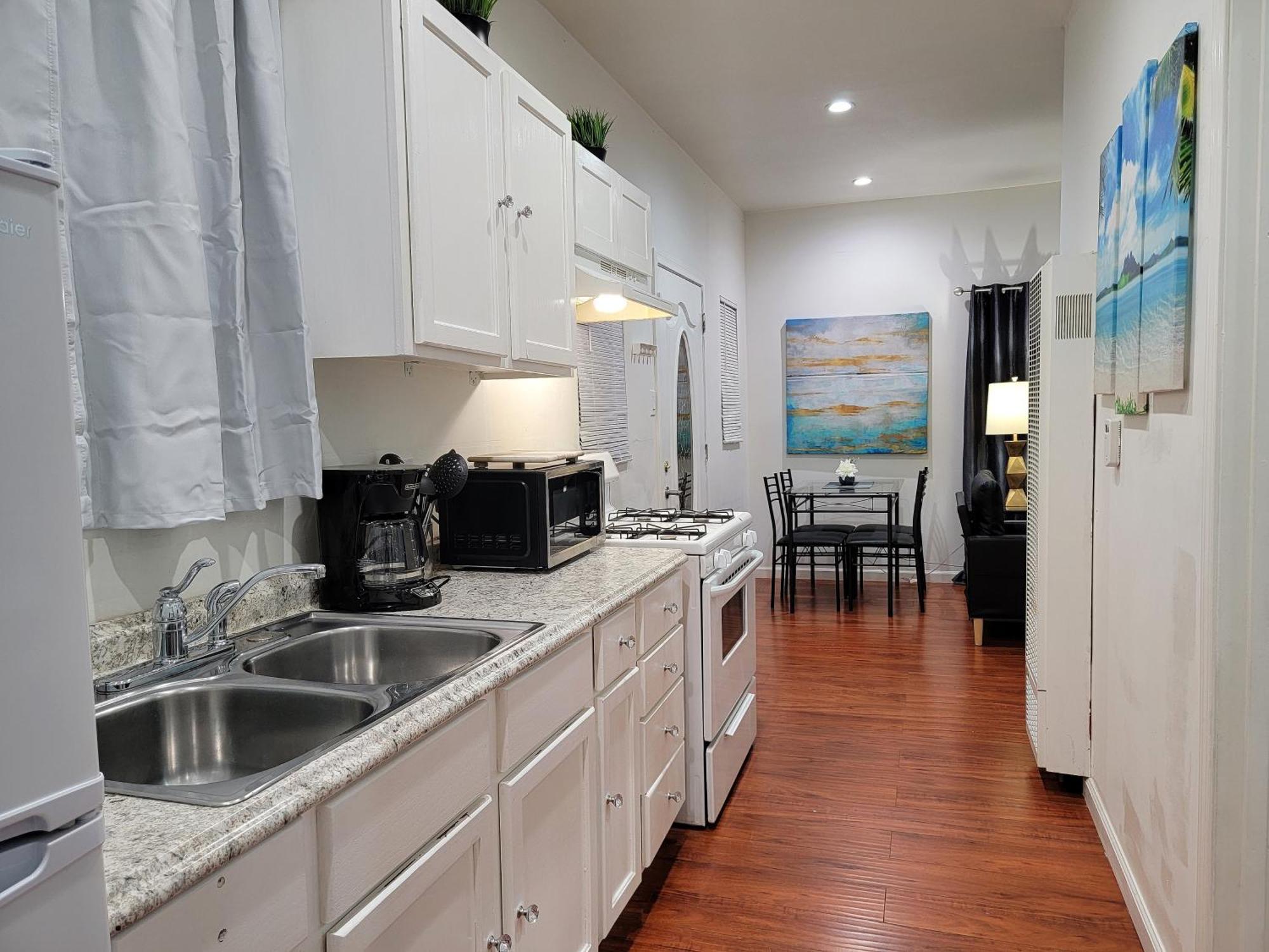 Budget Beverly Hills Style 2 Bedroom Apt - 5 Minutes From Rodeo Drive Apartment
