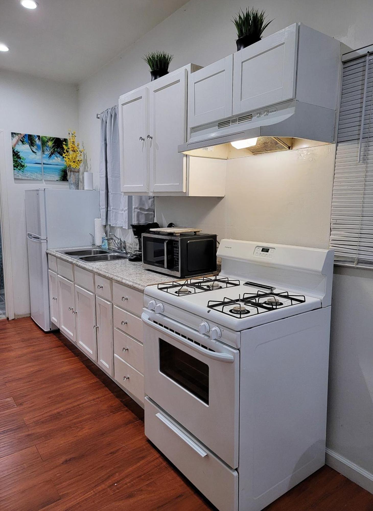 Apartment Budget Beverly Hills Style 2 Bedroom Apt - 5 Minutes From Rodeo Drive *