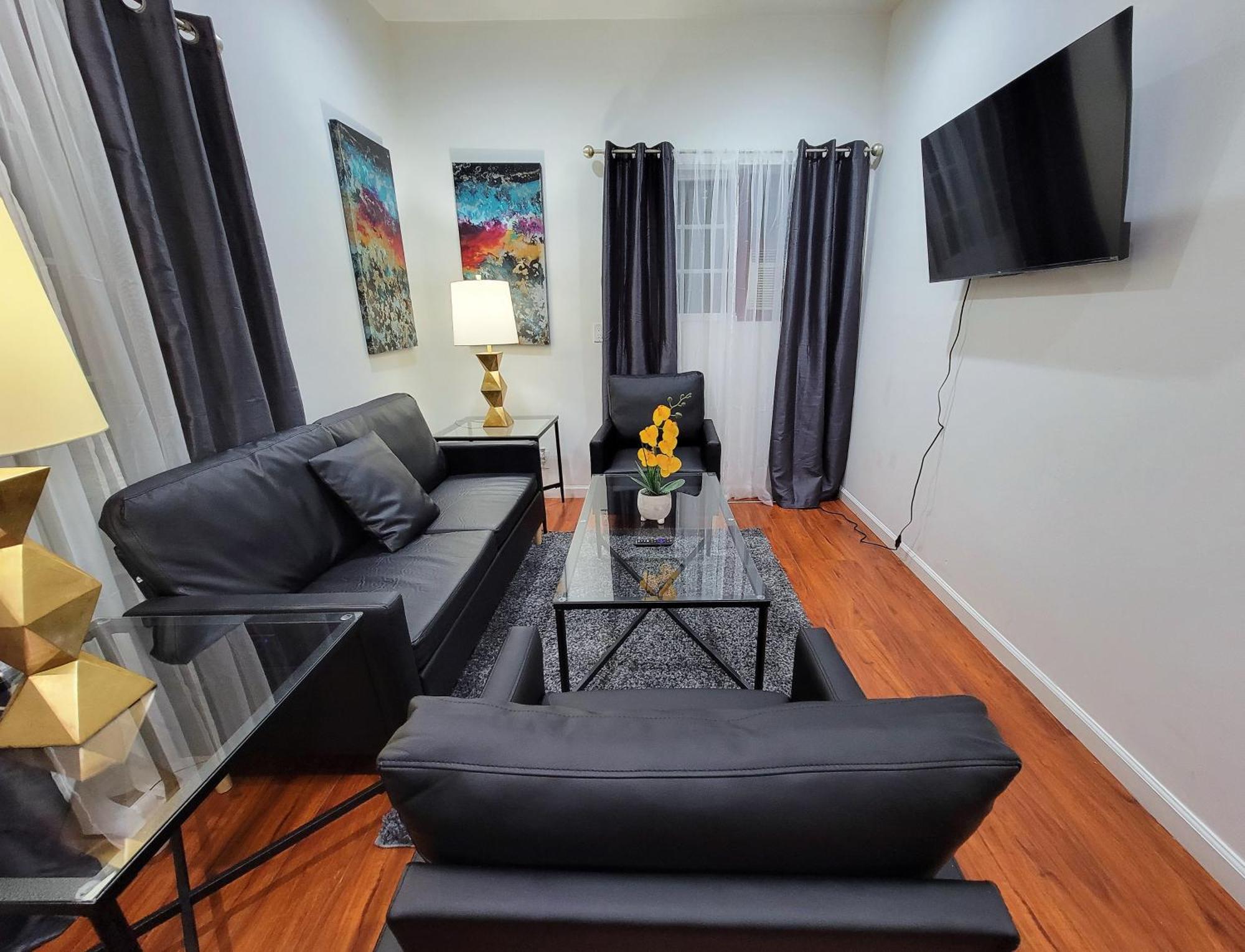 Budget Beverly Hills Style 2 Bedroom Apt - 5 Minutes From Rodeo Drive