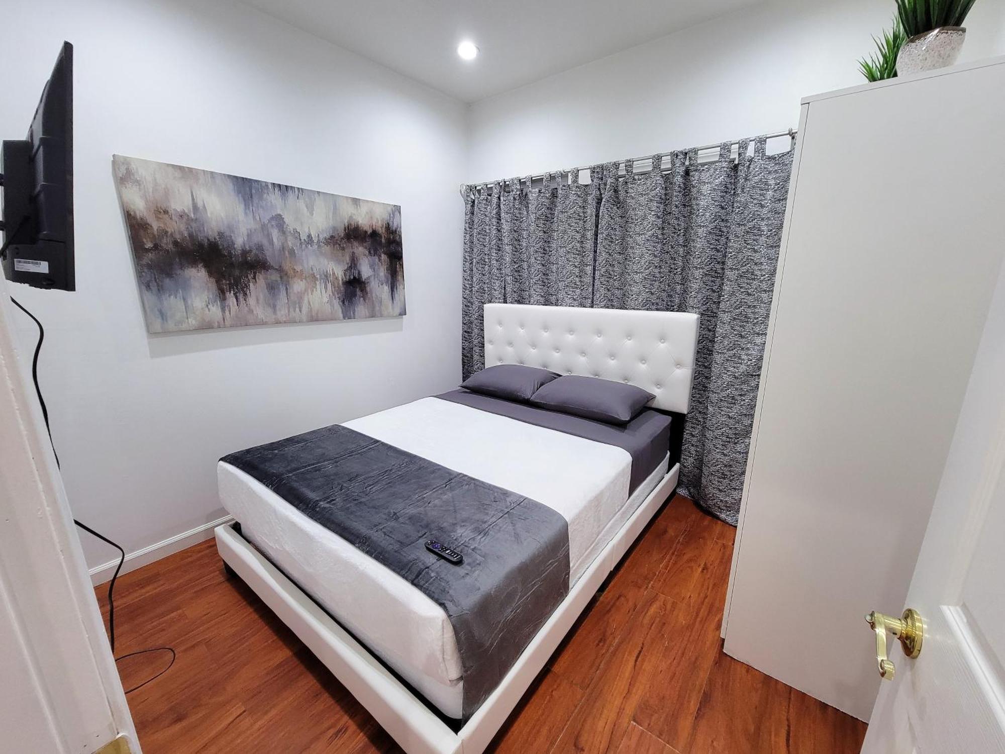 Budget Beverly Hills Style 2 Bedroom Apt - 5 Minutes From Rodeo Drive Apartment *