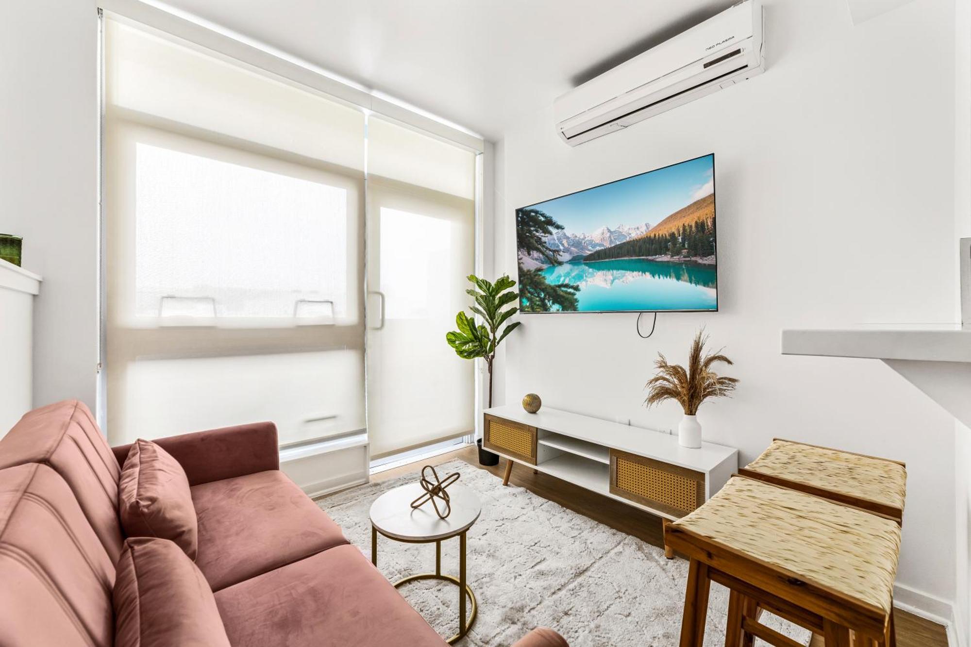 Amazing In Sm Promenade! Free Parking! * Los Angeles