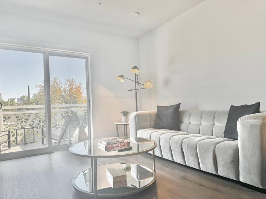 Silver Stylish Penthouse One Bdrm With Parking Included Apartment