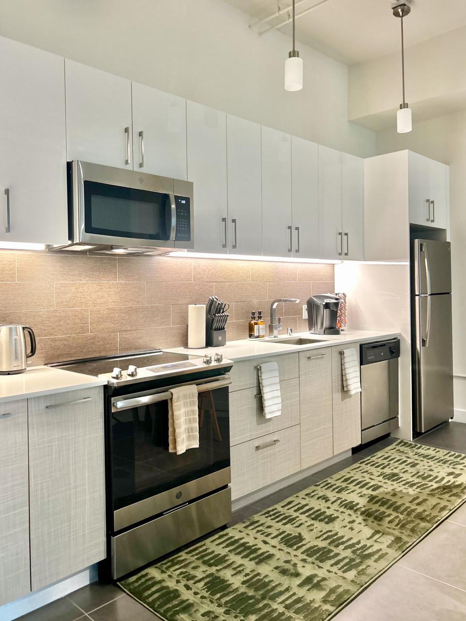 Downtown Escape - 2br W Skyline Views & Hot Tub Apartment