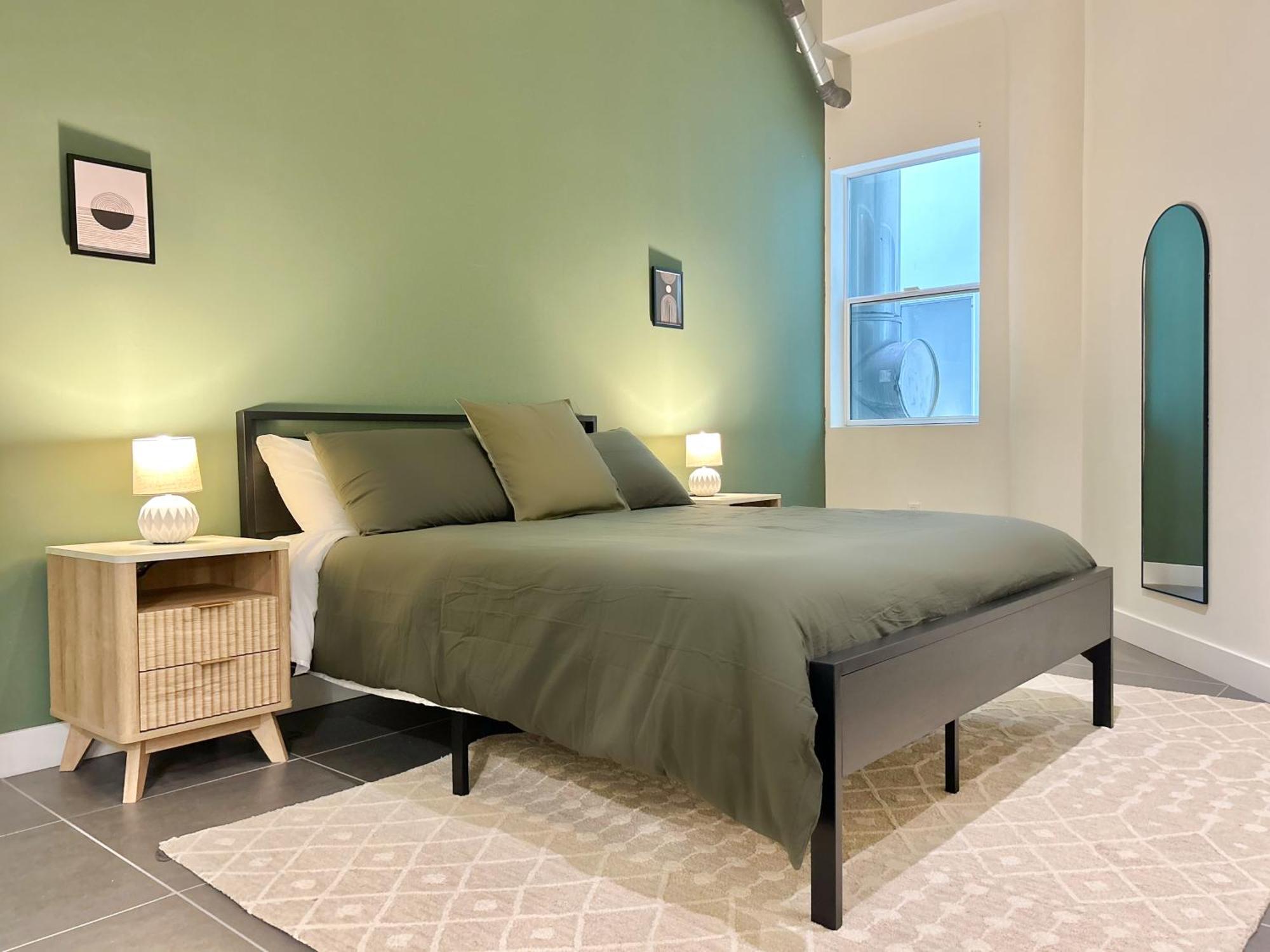 Downtown Escape - 2br W Skyline Views & Hot Tub Apartment *