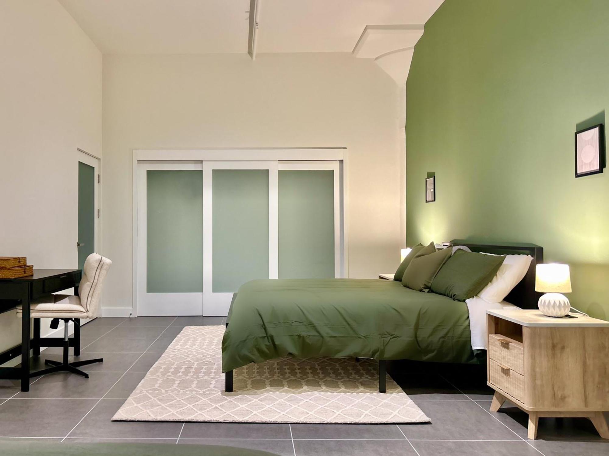 Downtown Escape - 2br W Skyline Views & Hot Tub Apartment *