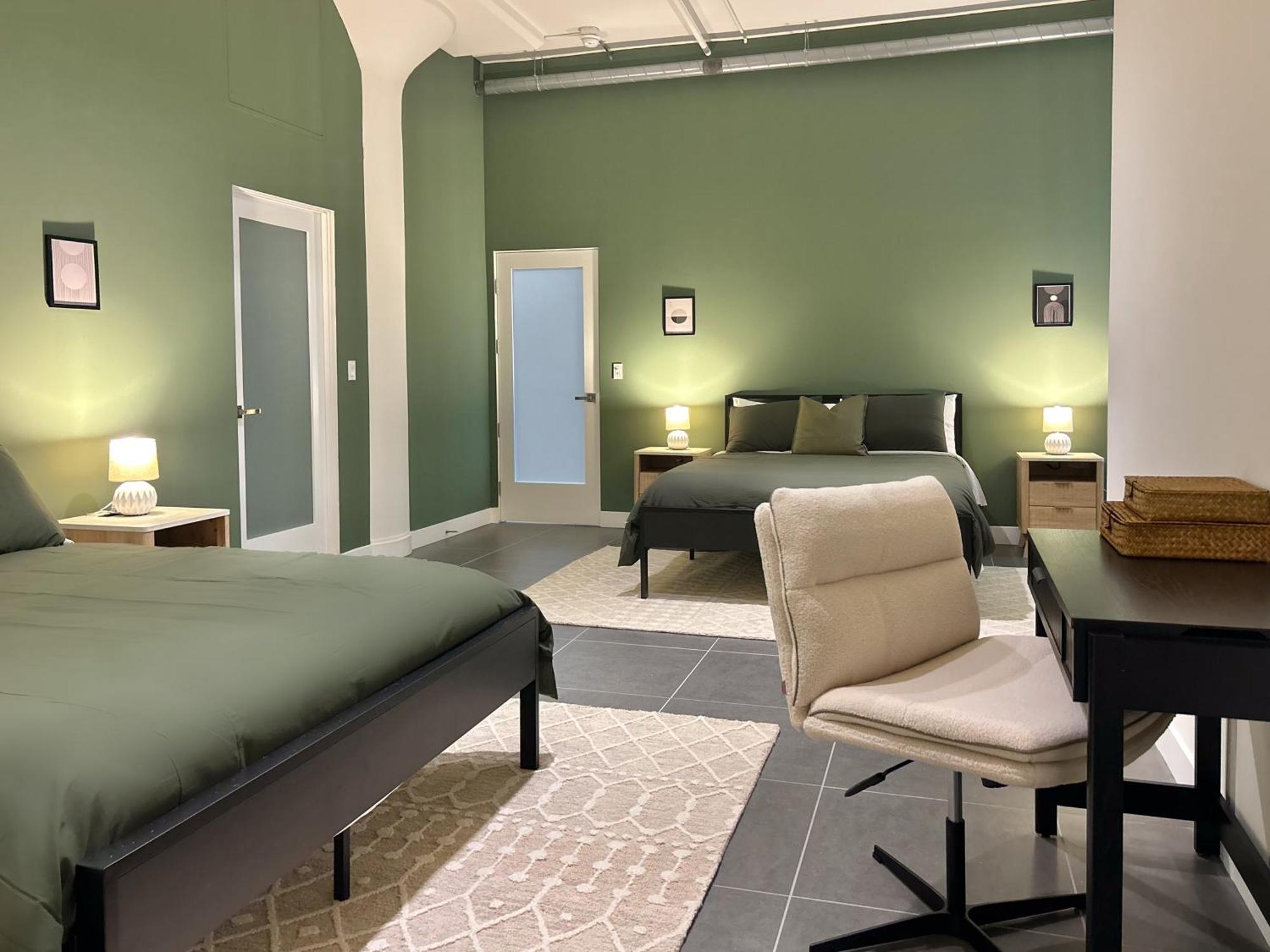 Apartment Downtown Escape - 2br W Skyline Views & Hot Tub *
