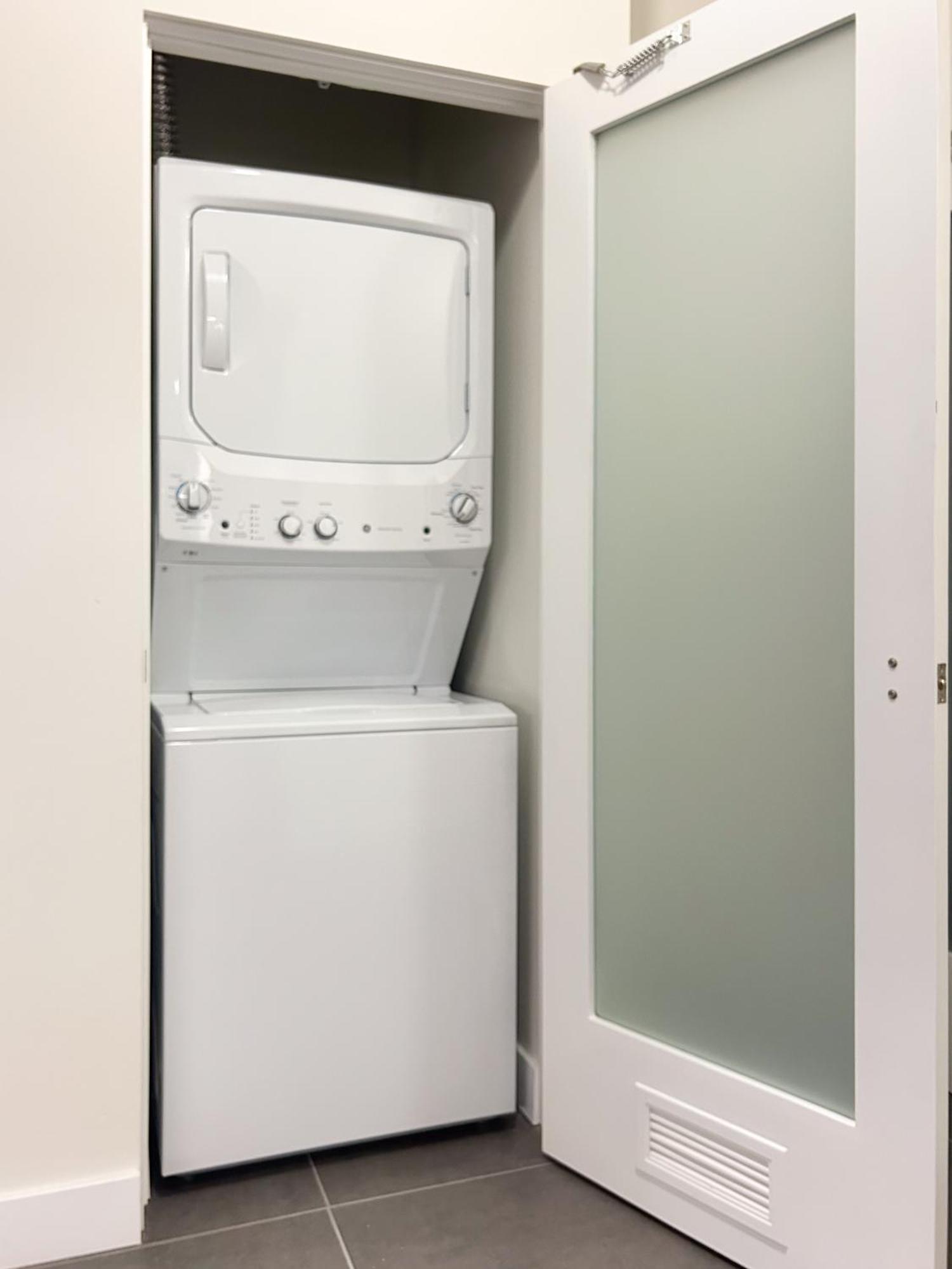 Downtown Escape - 2br W Skyline Views & Hot Tub * Los Angeles