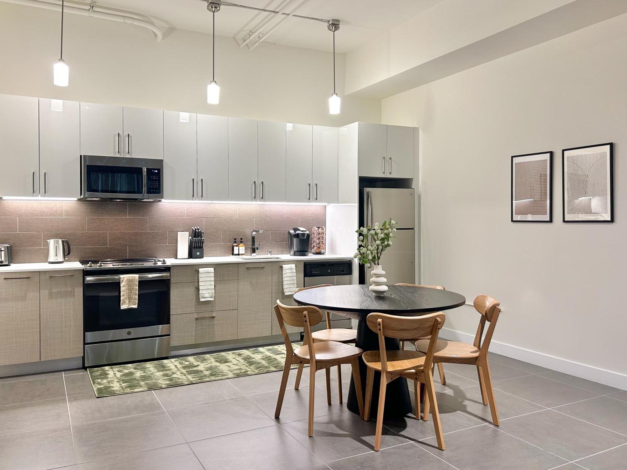Apartment Downtown Escape - 2br W Skyline Views & Hot Tub