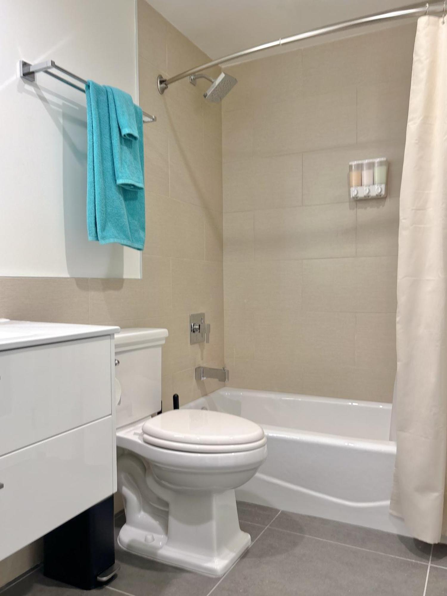 Downtown Escape - 2br W Skyline Views & Hot Tub Apartment *