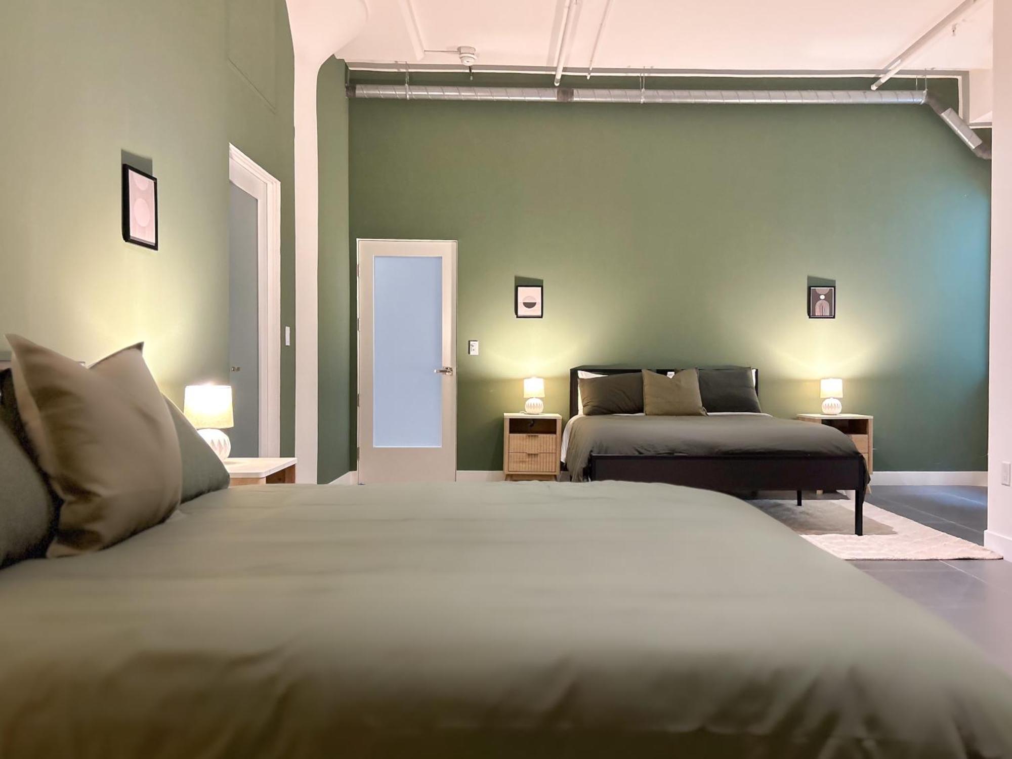 Apartment Downtown Escape - 2br W Skyline Views & Hot Tub Los Angeles