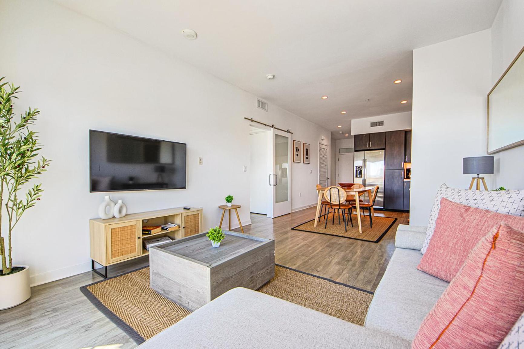Stylish & Spacious 2bdr & 2bth In Santa Monica Apartment *