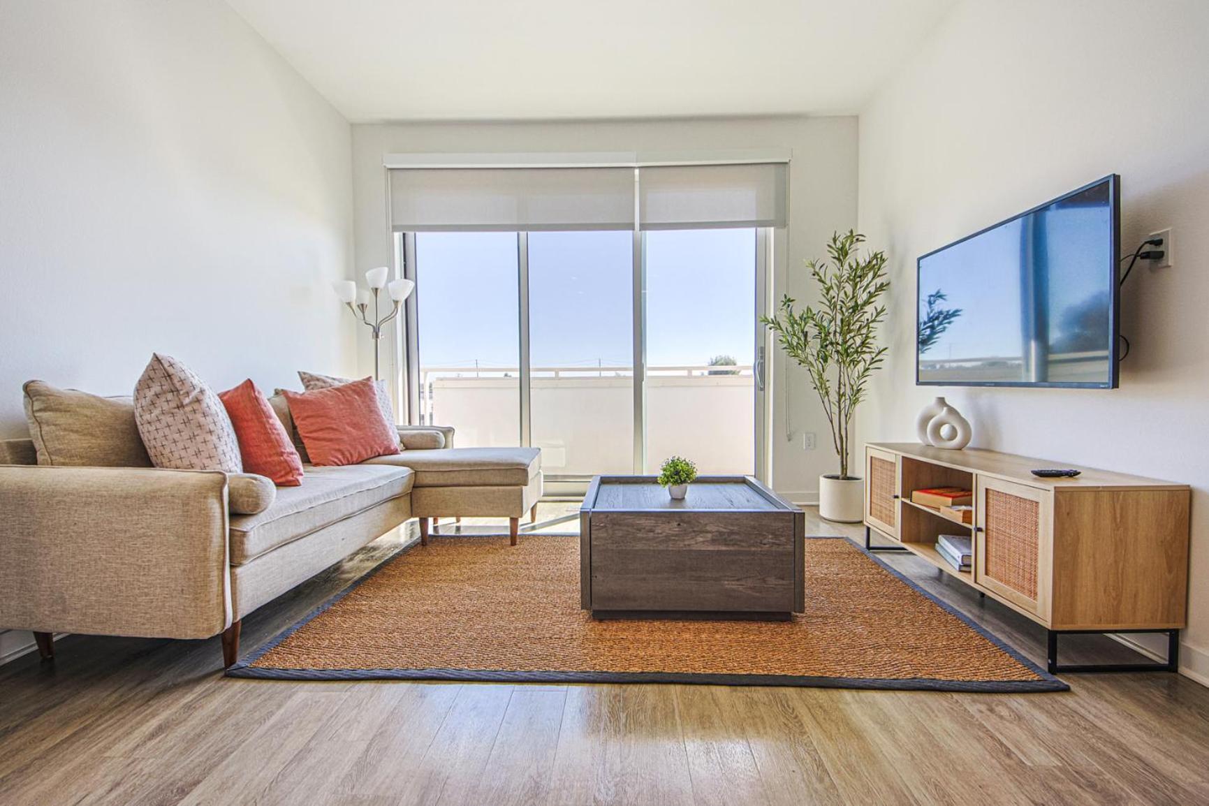 Apartment Stylish & Spacious 2bdr & 2bth In Santa Monica *