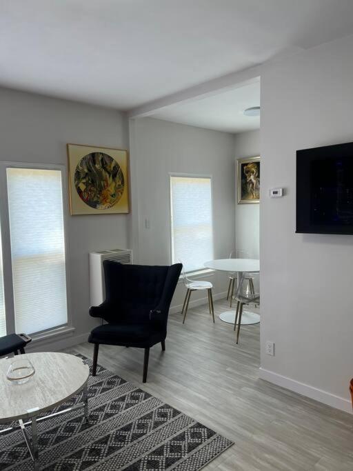 Marilyn In Koreatown Apartment