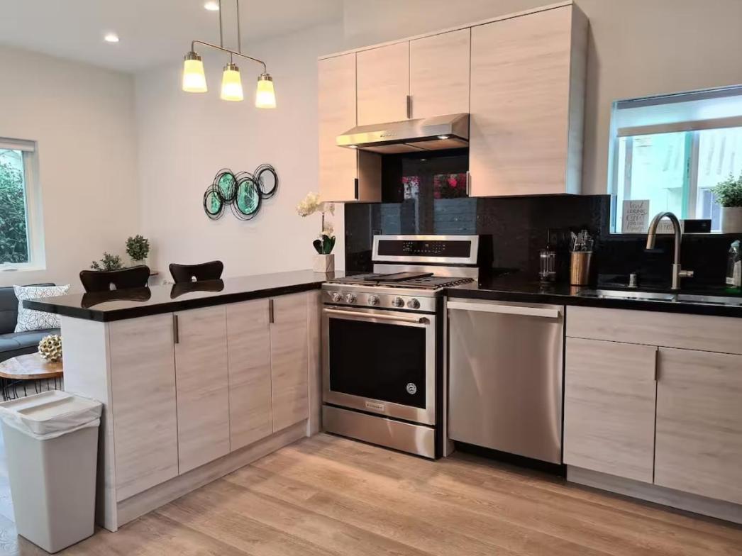 Prime La 2 Bedroom & 3 Bath Beverly Hills Adj *