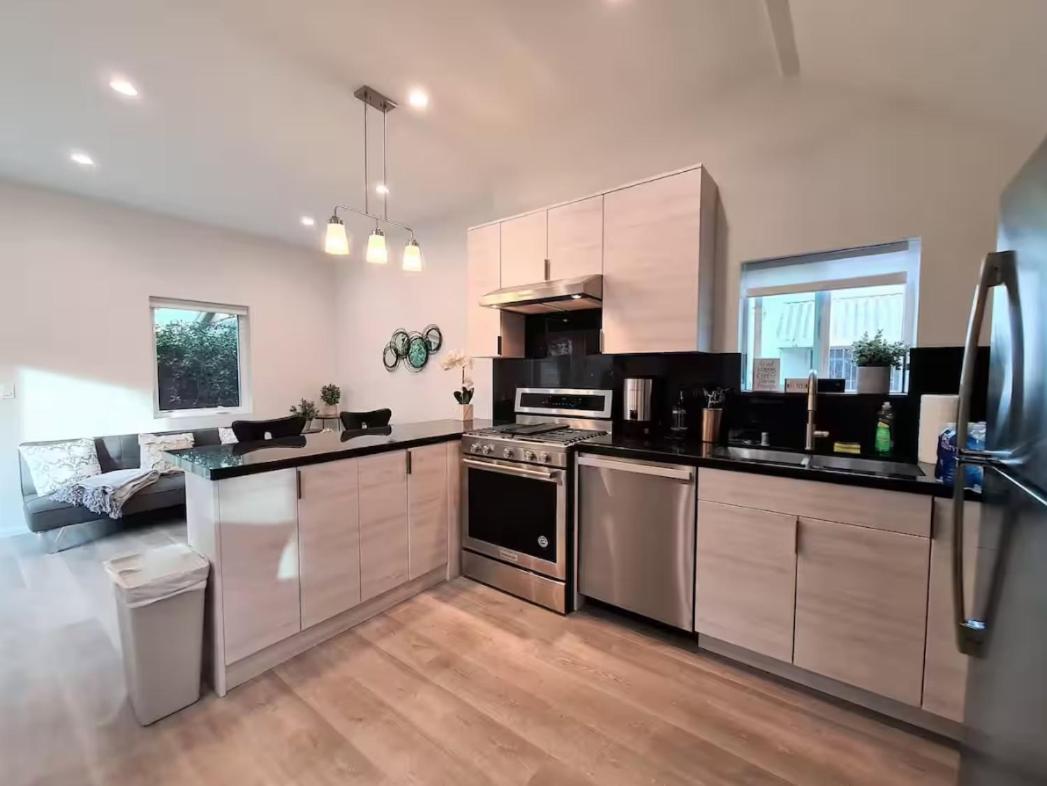 Prime La 2 Bedroom & 3 Bath Beverly Hills Adj