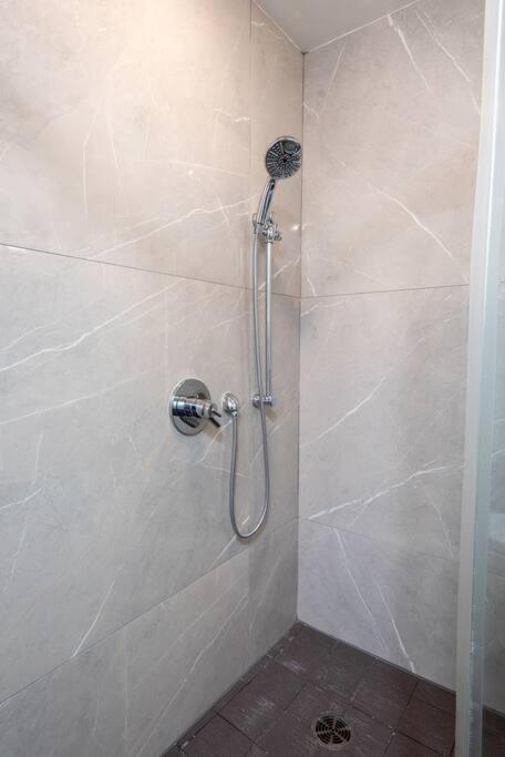 Apartment K-town Modern 1 Bedroom With Parking *