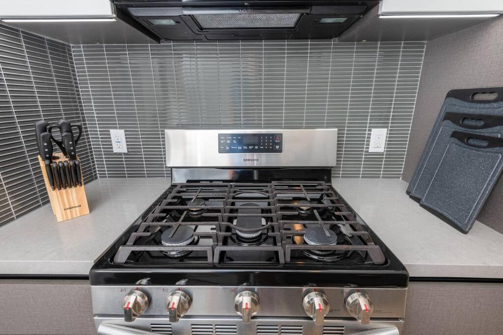 K-town Modern 1 Bedroom With Parking Apartment