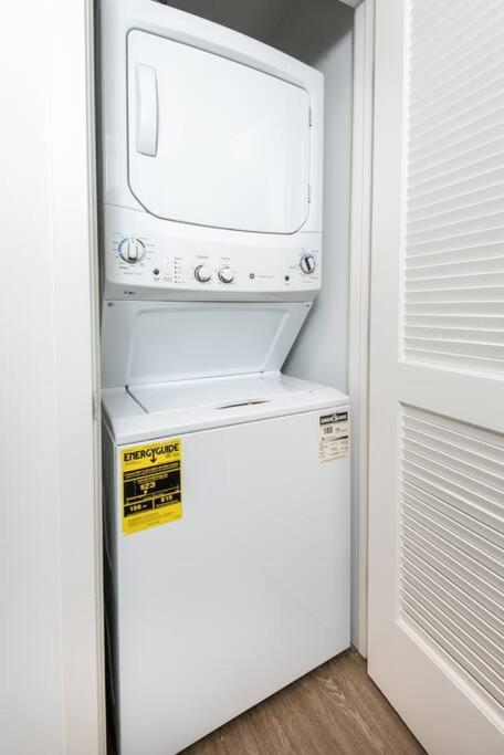 K-town Modern 1 Bedroom With Parking Apartment