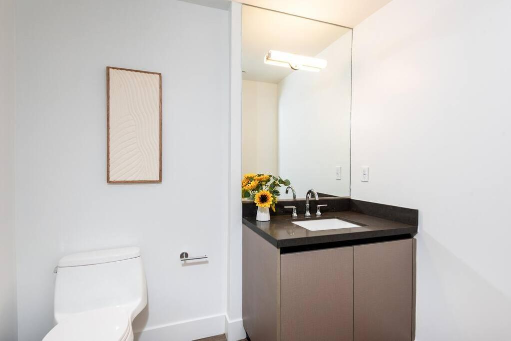 K-town Modern 1 Bedroom With Parking Apartment *