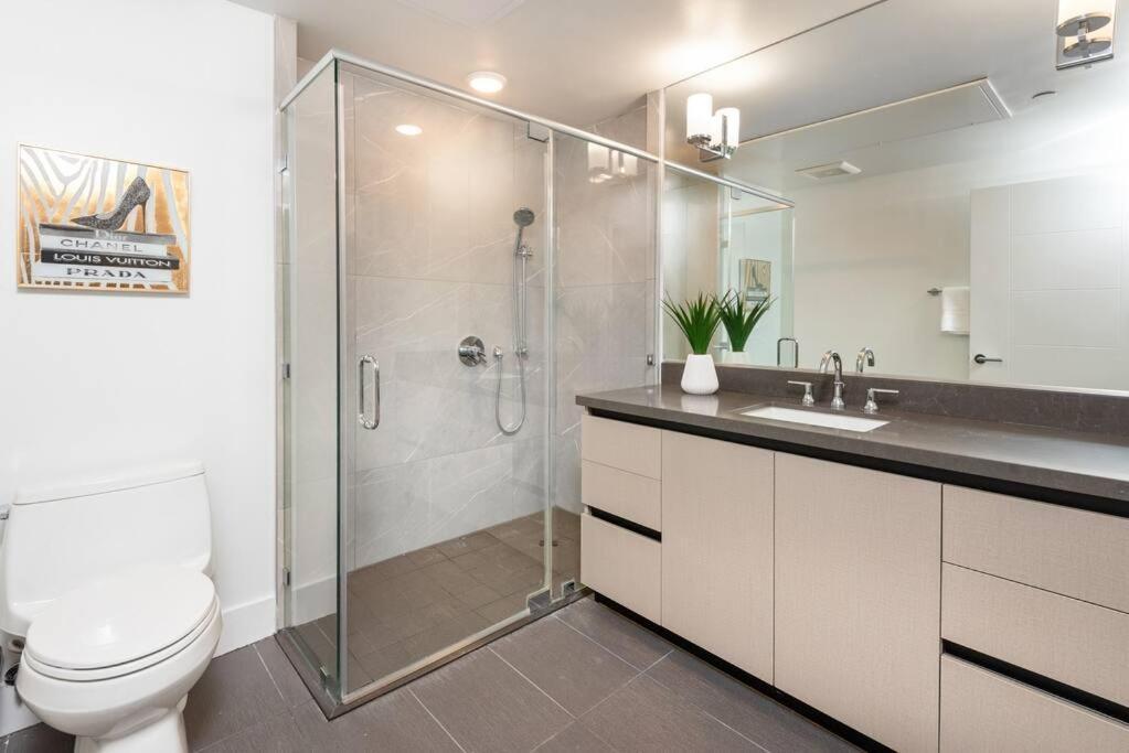 K-town Modern 1 Bedroom With Parking Apartment