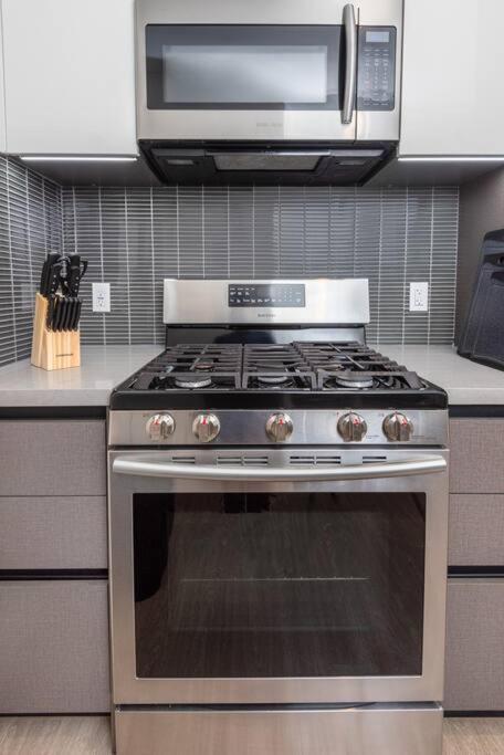 K-town Modern 1 Bedroom With Parking Apartment