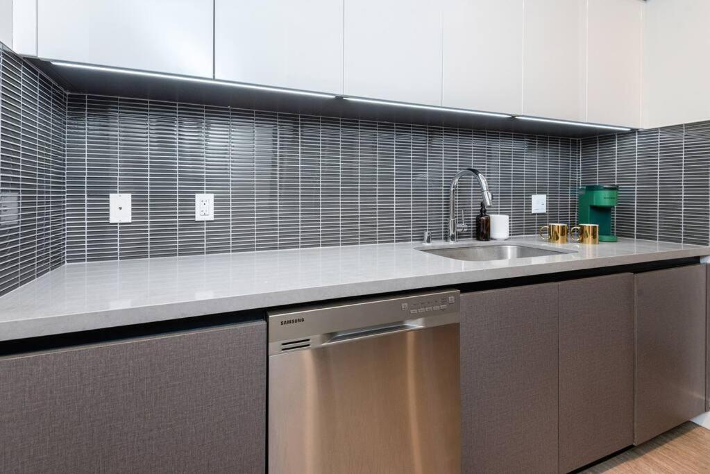 Deluxe 1 Bedroom In K-town With Free Parking Apartment