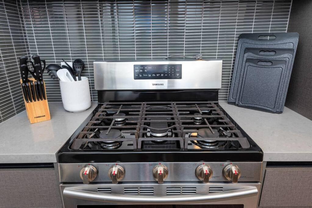 Deluxe 1 Bedroom In K-town With Free Parking *