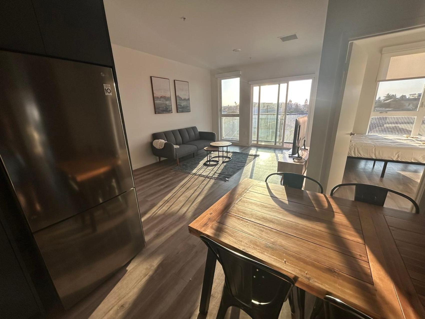 Exquisite Luxury Living In Central 4*