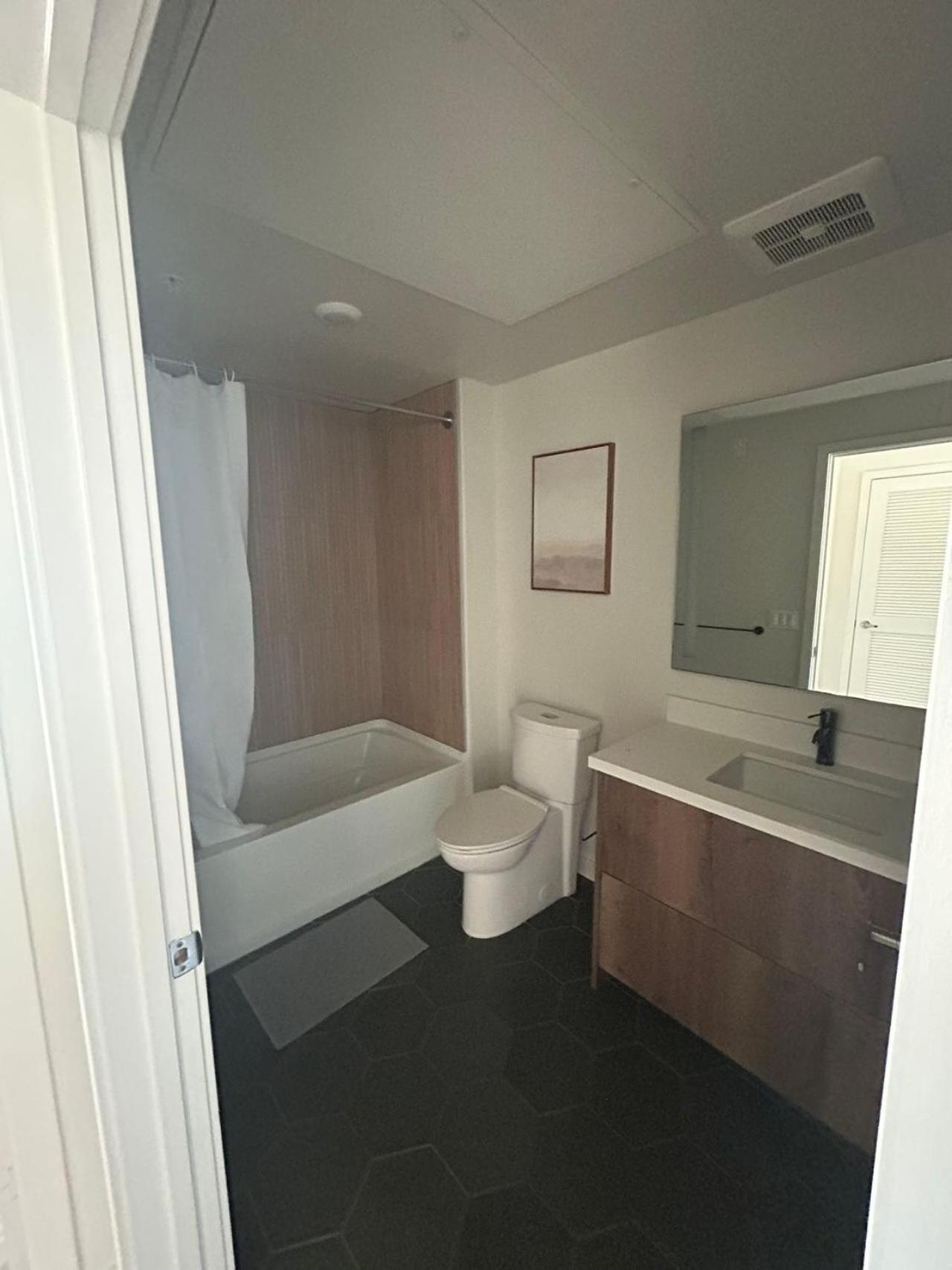 Exquisite Luxury Living In Central 4*