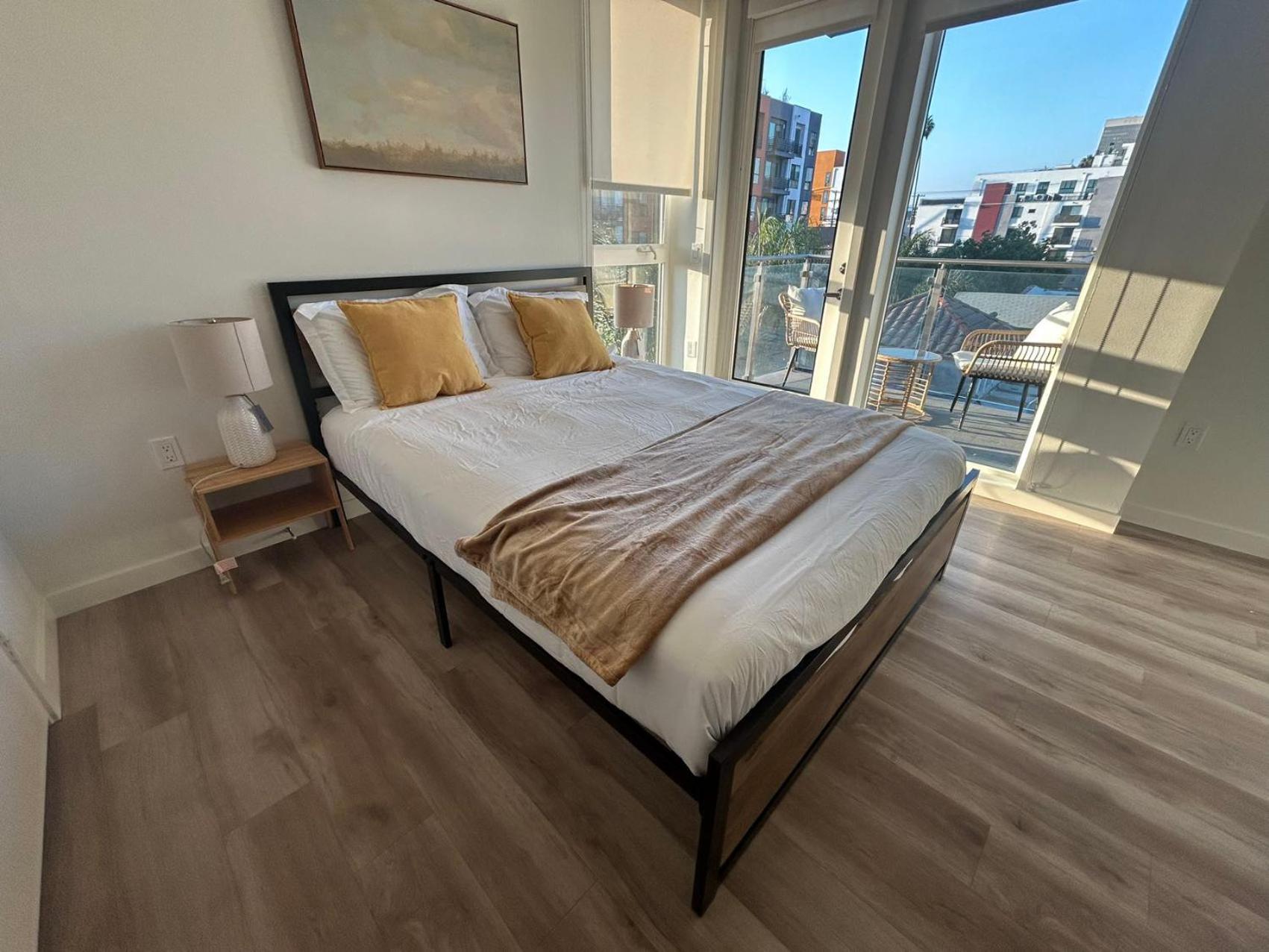 Exquisite Luxury Living In Central 4*