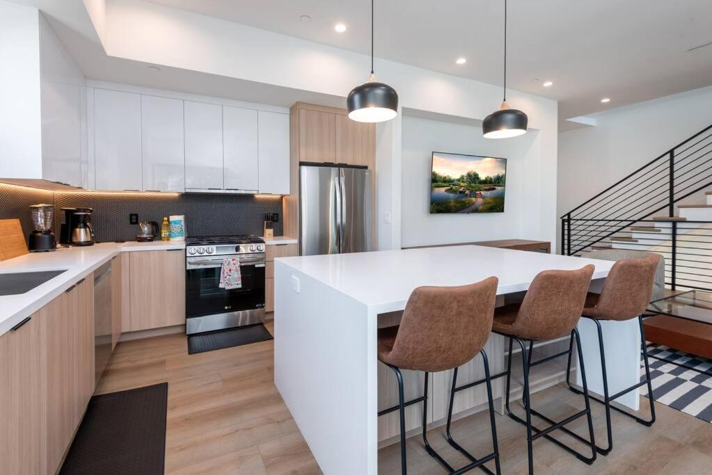 Holiday home Luxury Living In Westlake 4br Gem With Parking *