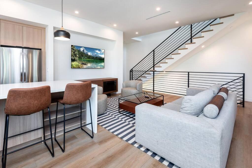 Luxury Living In Westlake 4br Gem With Parking