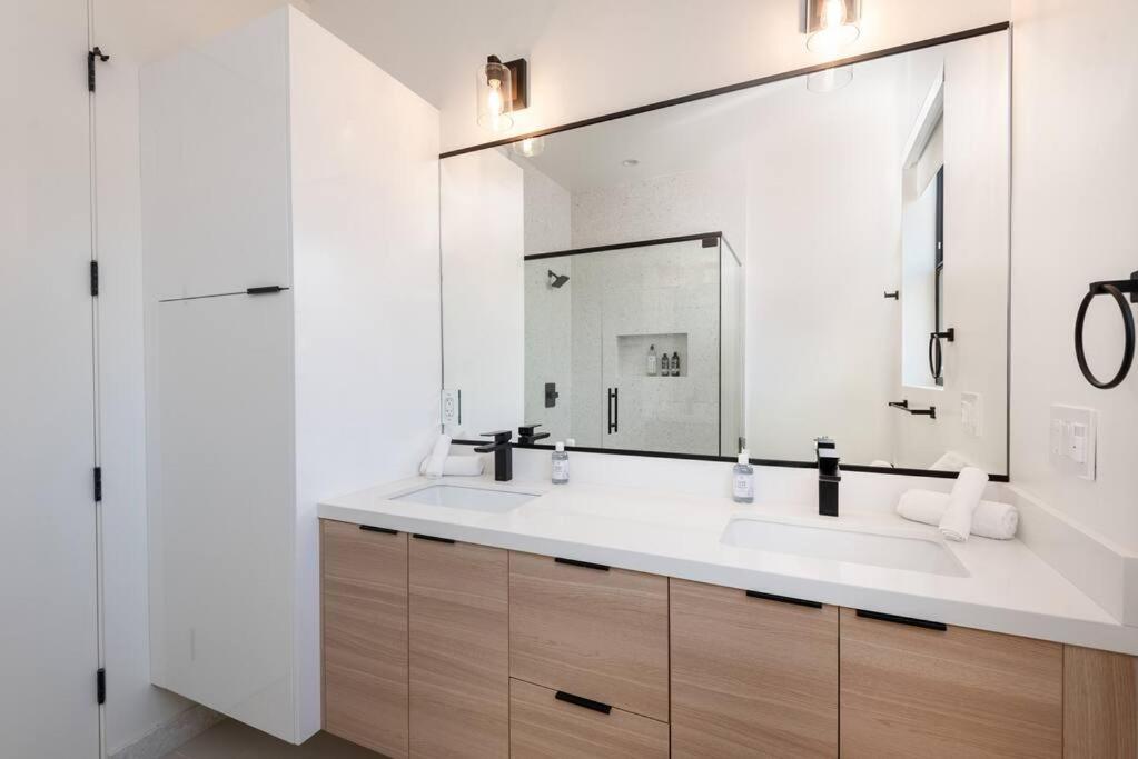 Holiday home Luxury Living In Westlake 4br Gem With Parking