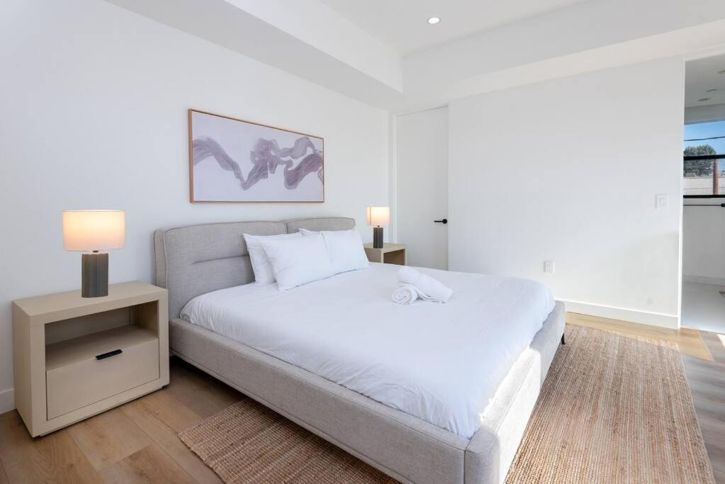 Luxury Living In Westlake 4br Gem With Parking Holiday home *