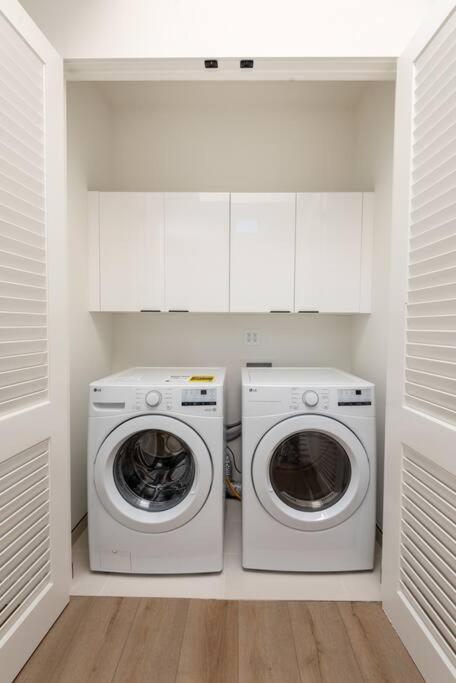 Luxury Living In Westlake 4br Gem With Parking *