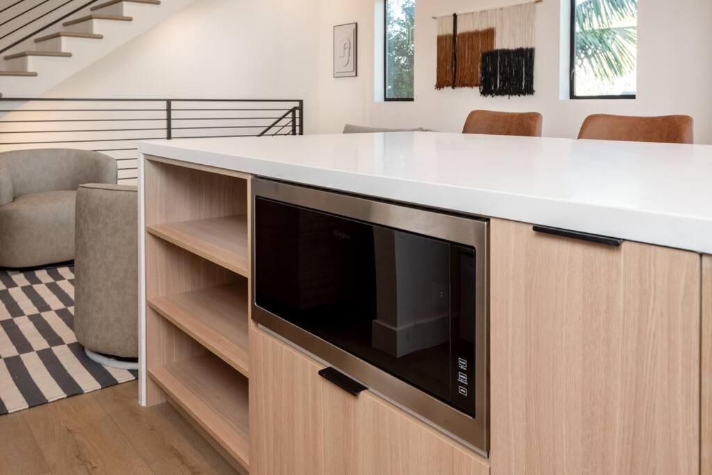 Luxury Living In Westlake 4br Gem With Parking Holiday home