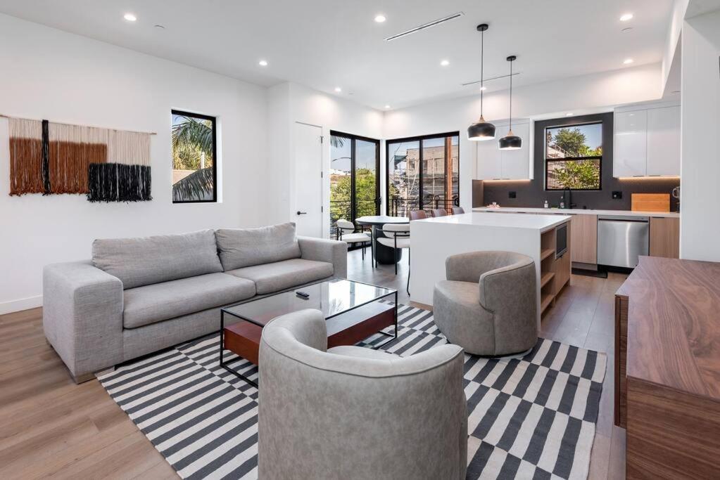 Luxury Living In Westlake 4br Gem With Parking *