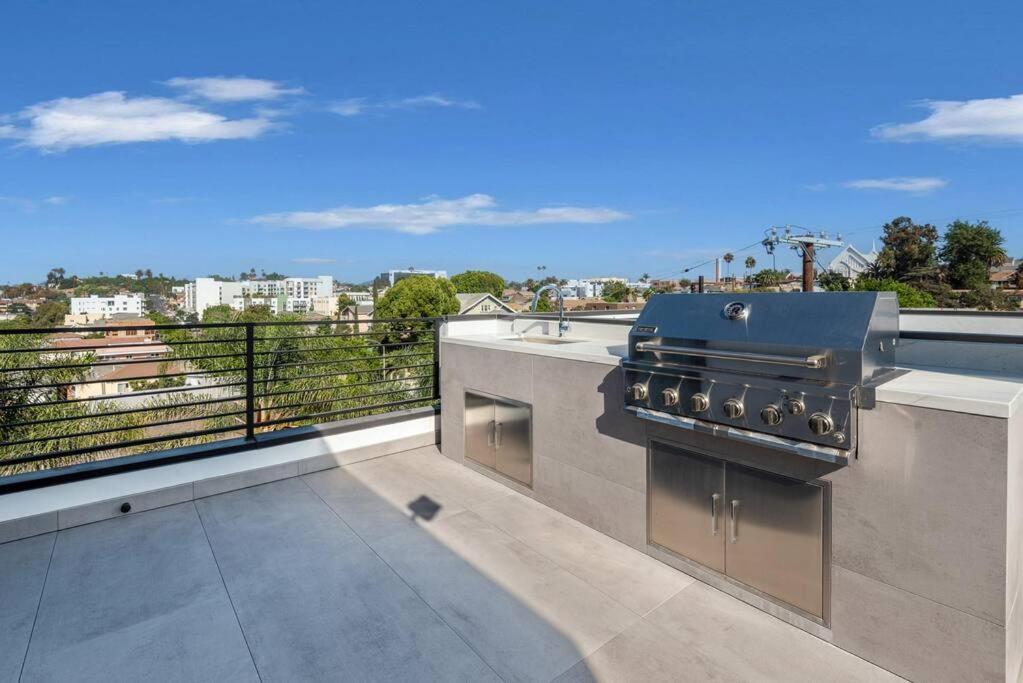 Luxury Living In Westlake 4br Gem With Parking Holiday home