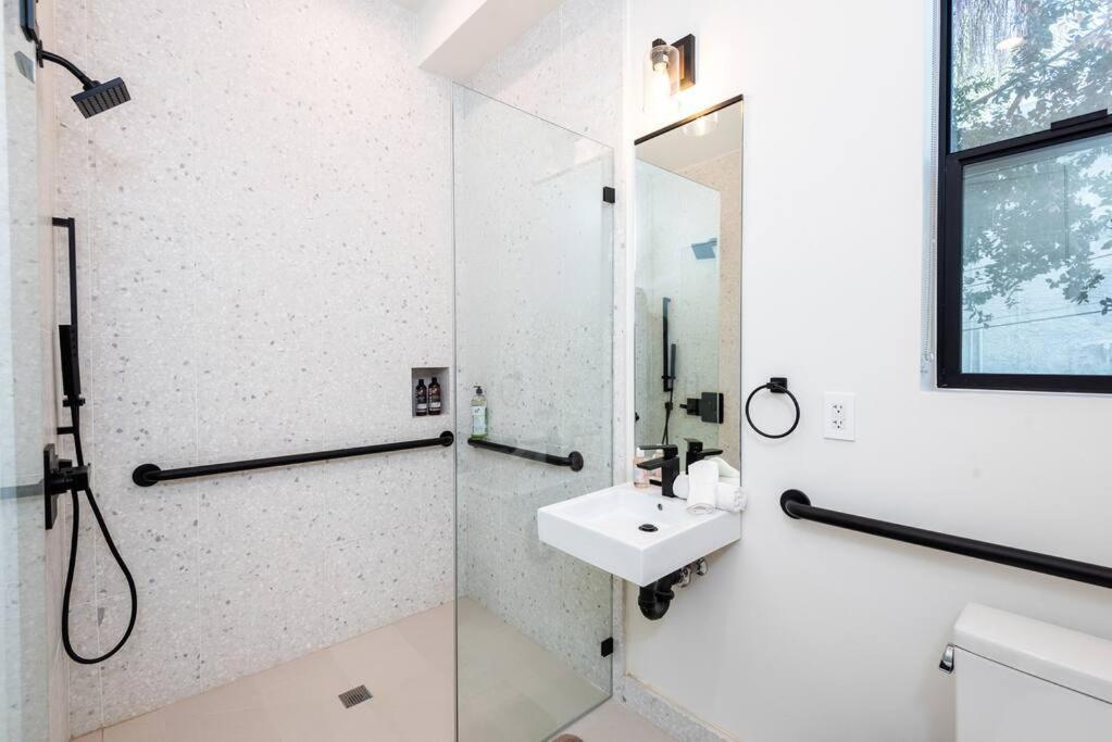 Holiday home Luxury Living In Westlake 4br Gem With Parking *
