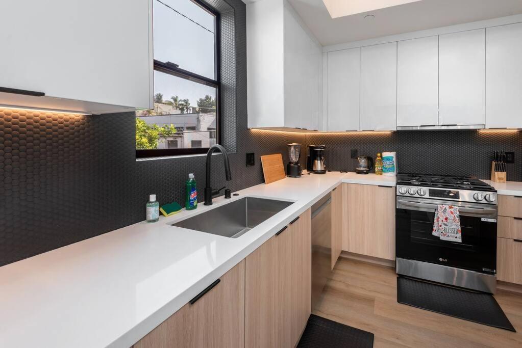 Luxury Living In Westlake 4br Gem With Parking Holiday home